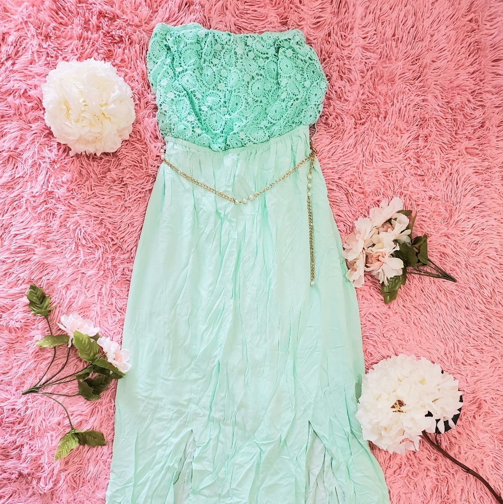 Maxi Strapless dress with gold chain